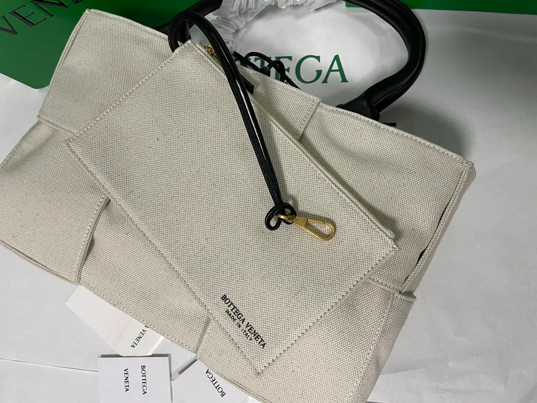 #𝐀𝐑𝐂𝐎 𝐓𝐎𝐓𝐄 Woven tote bag, 3 compartments in linen. Here comes the elegant tote bag. The woven elements and white body are perfect for commuting. The linen fabric and the overall design are simple and fashionable. The upper body is very easy to match. It has a strong signature. It is cool and cool, light and versatile. It is a favorite of many people. You can’t go wrong with this one! Size: 36*24*12